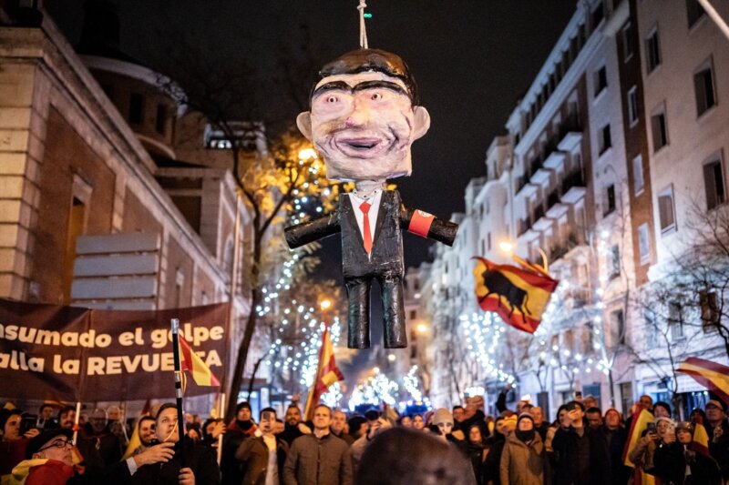 La Policía ha citado al convocante de la protesta donde se golpeó una piñata de Pedro Sánchez