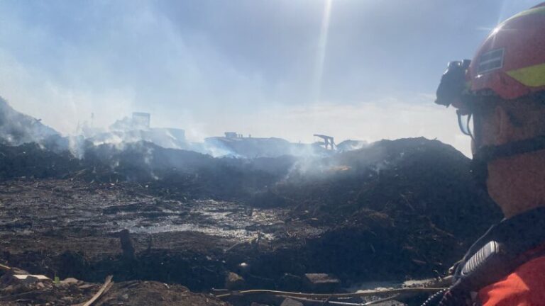 Continúan los trabajos en el incendio de la planta de compostaje de Arona