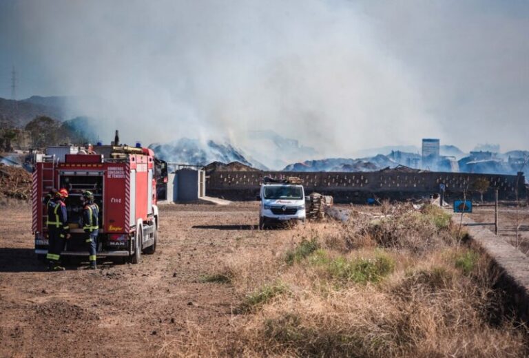 Bomberos de Tenerife da por extinguido el incendio de la planta de compostaje de Arona