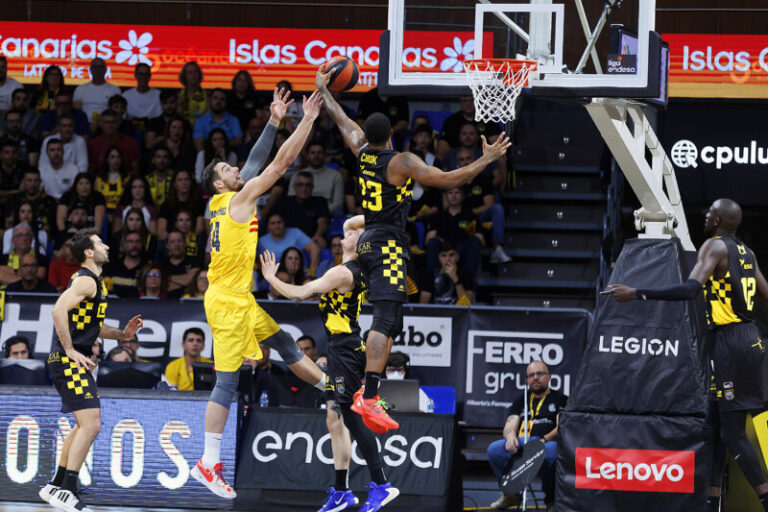 80-83. Partido muy igualado este domingo entre el Lenovo Tenerife y Barça 