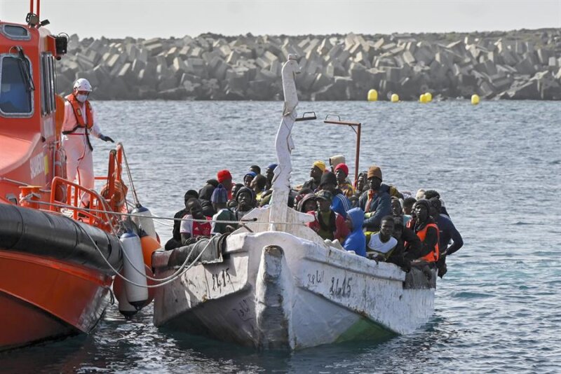Llegan dos cayucos con 90 migrantes, 8 de ellos menores de edad