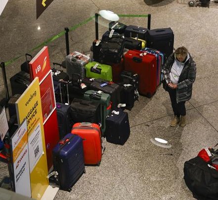 Miles de maletas se acumulan en los aeropuertos canarios