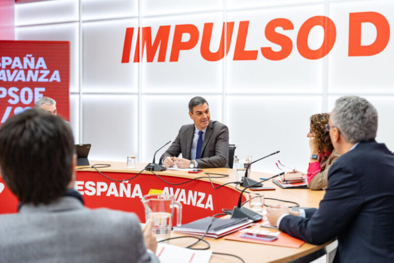 PSOE y Junts tratarán el traspaso de competencias migratorias con la línea roja de sus aliados