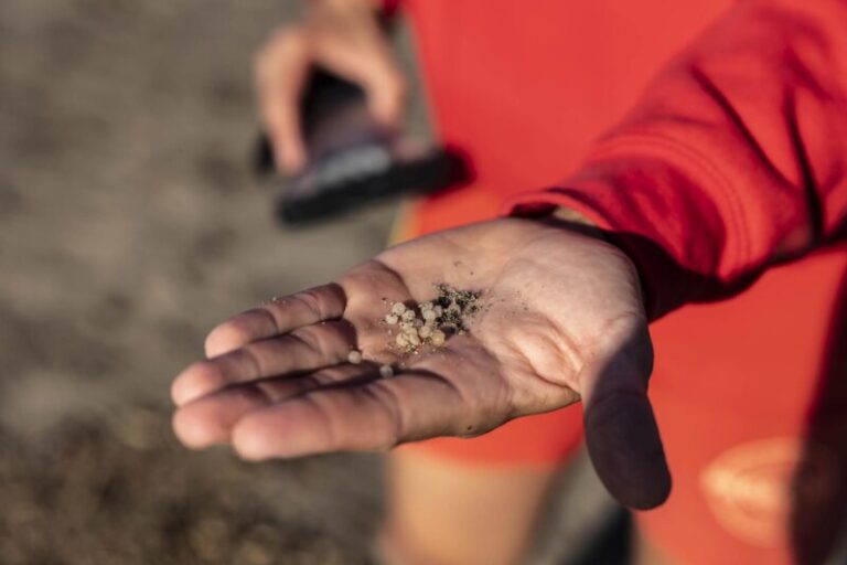Los pellets de plástico detectados en Bajamar no provienen del vertido de Galicia