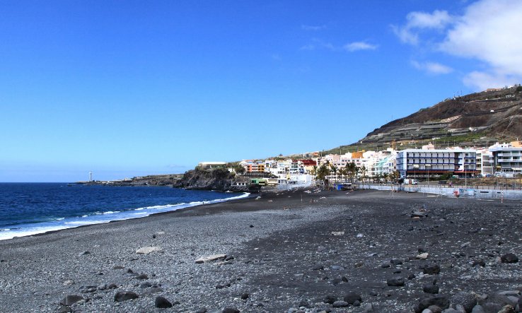 Reabre la mitad sur de la playa de Puerto Naos tras disminuir los niveles de CO2