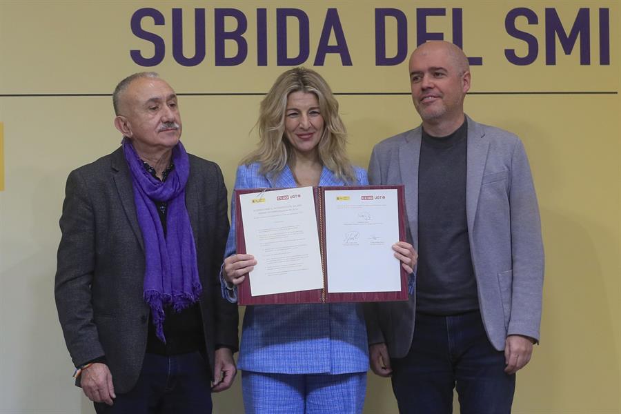 Firmada subida del salario mínimo. Imagen EFE