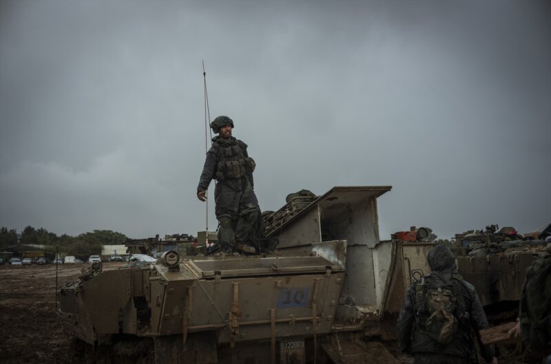 Un militar de Israel en la Franja de Gaza durante la ofensiva lanzada tras los ataques ejecutados el 7 de octubre por Hamás. Imagen Ilia Yefimovich/dpa