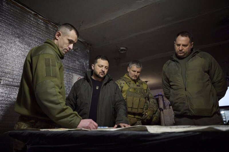 Ataque aéreo masivo ruso. Imagen: El presidente ucraniano, Volodimir Zelenski, con otros responsables políticos. Europa Press/Contacto/Pool /Ukrainian Presidentia
