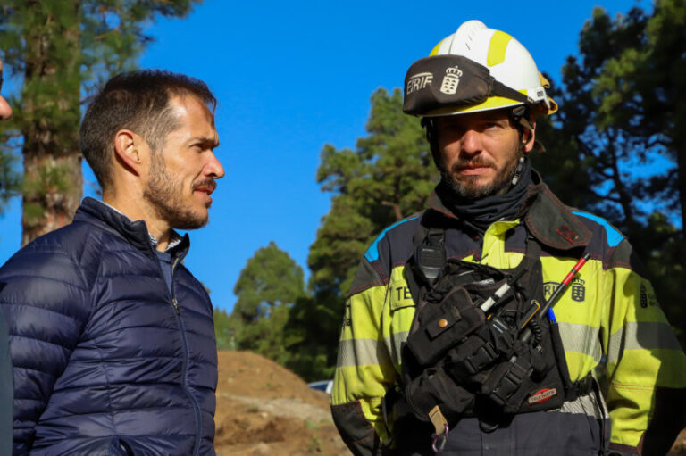 Zapata comprueba los trabajos de prevención contra incendios en la capital palmera