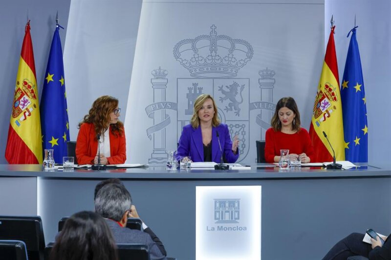 La ministra de Educación, Formación Profesional y Deportes y portavoz del Gobierno, Pilar Alegría (c); la ministra de Sanidad, Mónica García (i) y la de Juventud e Infancia, Sira Rego, durante la rueda de prensa posterior a la reunión del Consejo de Ministros. Imagen EFE