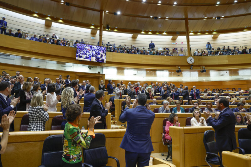 El presidente del Gobierno, Pedro Sánchez, y los diputados socialistas aplauden a la tribuna de invitados durante la sesión plenaria del Congreso que debate las enmiendas a la reforma de la Constitución impulsada por PP y PSOE, este jueves, en el Senado. EFE/ J.J. Guillén