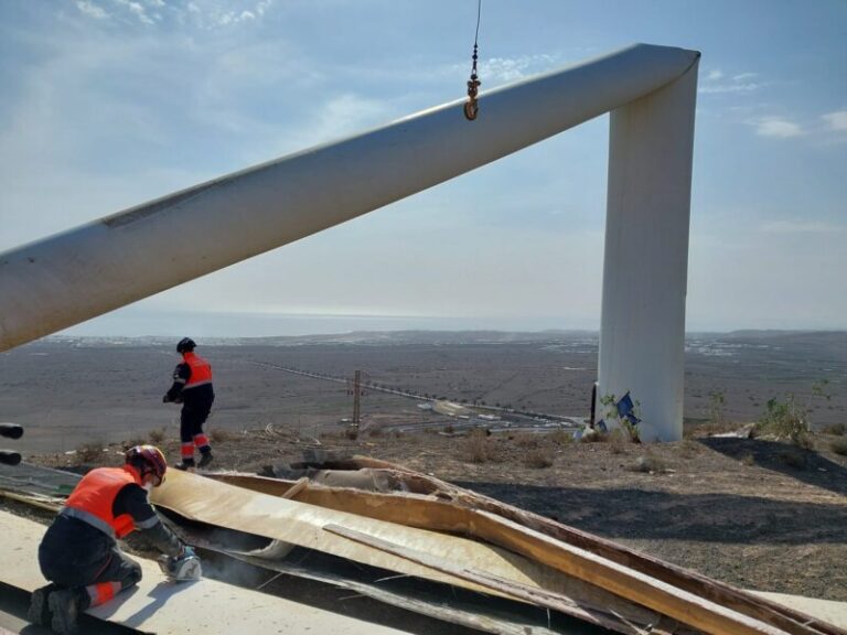 Desmantelan el molino eólico en desuso que cayó en Lanzarote sobre el tendido eléctrico