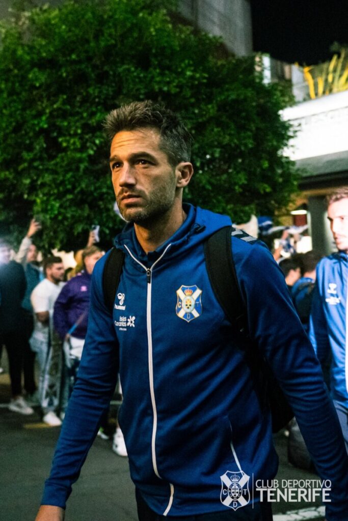 Aitor Sanz, capitán blanquiazul, entra en la historia del CD Tenerife