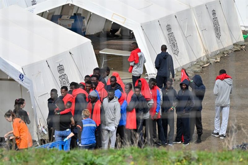 Cuatro embarcaciones con migrantes en las últimas horas. Imagen: Centro de atención temporal de extranjeros (CATE) de San Andrés, en El Hierro. EFE