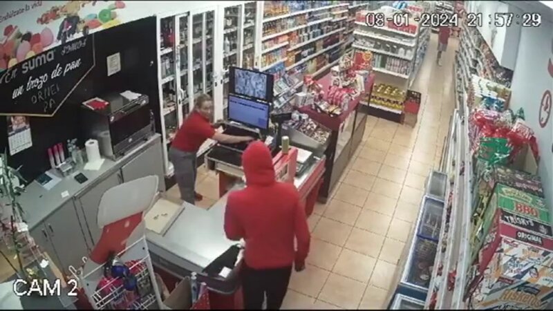 Momento del atraco en un supermercado de Vecindario. Imagen RTVC