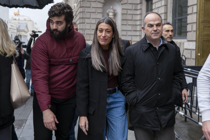 MADRID, 17/01/2024.-  El secretario general de Junts, Jordi Turull (d) junto a la portavoz del partido en el Congreso, Miriam Nogueras (d) tras su reunión con el secretario de Organización del PSOE, Santos Cerdán este miércoles en el Congreso. EFE/ Fernando Villar