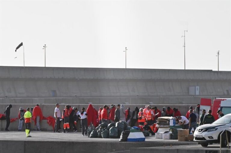 Trasladan un cayuco con 67 personas a bordo al puerto de La Estaca en El Hierro