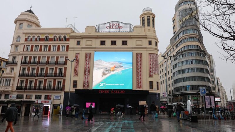 Imagen de la promoción de la isla de Fuerteventura en la plaza de Callao, Madrid.