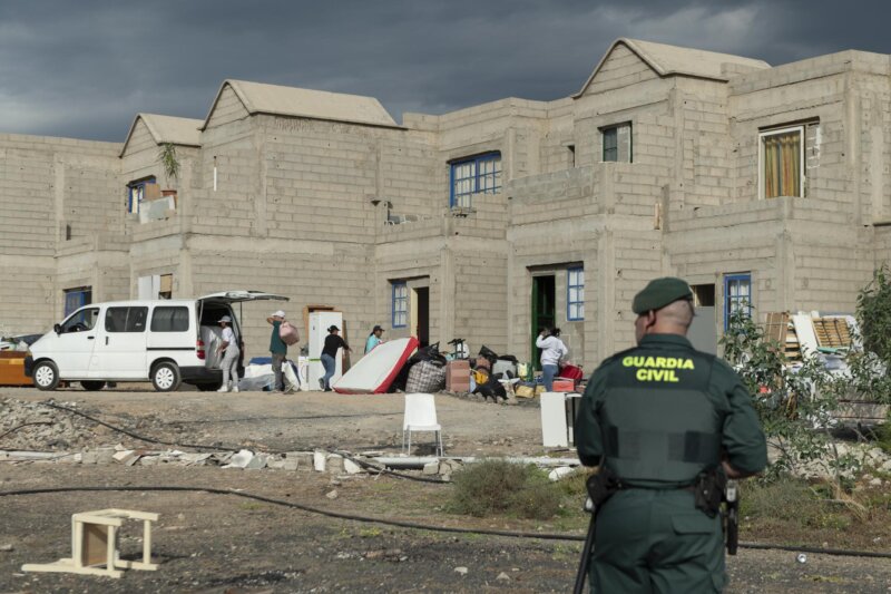 Desalojan a 99 personas que ocupaban una urbanización inacabada en Lanzarote