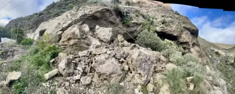 Un desprendimiento obliga a cortar un tramo de la carretera GC-223 en Gran Canaria