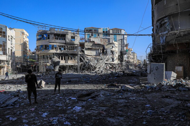 Edificios destruidos por los bombardeos del Ejército de Israel contra Jan Yunis, en el sur de la Franja de Gaza (archivo). Imagen Europa Press/Contacto/Rizek Abdeljawad