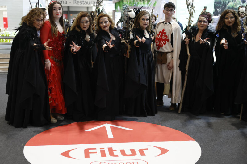 MADRID 27/01/2024.- Personas ataviadas con trajes de calatravos o fantasía forman parte de las propuestas culturales y de ocio que se pueden conocer en los diferentes pabellones de la Feria Internacional del Turismo (FITUR) que este fin de semana abre sus puertas al público. EFE/Chema Moya