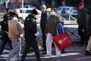 08/01/2024.- Personas con mascarillas caminan en el entorno de un centro sanitario en Madrid este lunes, día en el que el Ministerio de Sanidad ha pedido a las comunidades que implanten el uso obligatorio de la mascarilla en centros sanitarios y sociosanitarios, una medida que se aplicaría de forma transitoria mientras dure el pico epidémico de la gripe y otros virus respiratorios, y que ya han decretado Cataluña, la Comunidad Valencia y Murcia. EFE/ Rodrigo Jiménez