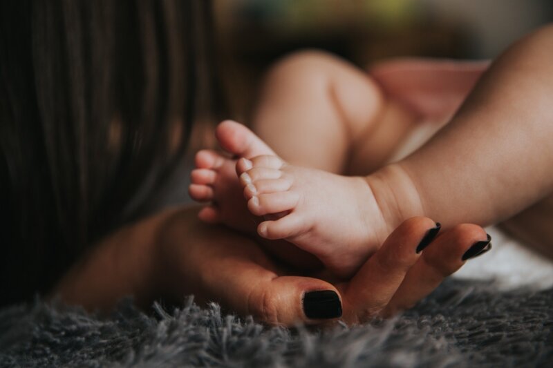 Las mujeres dedican el doble de tiempo que los hombres a cuidar de sus hijos, según el CIS