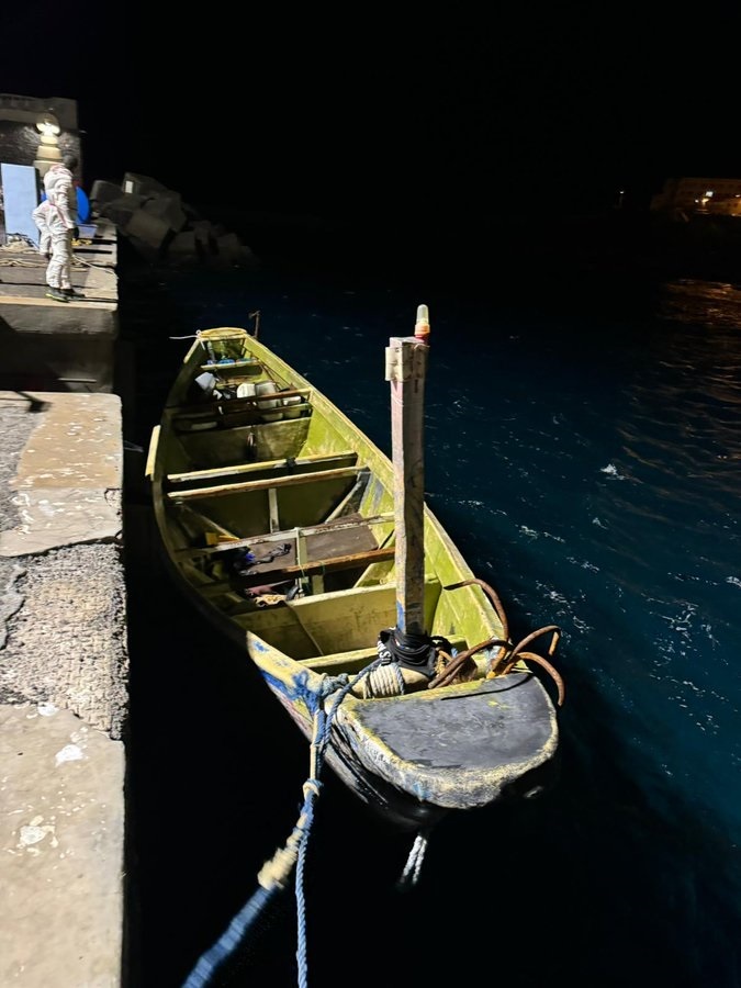 Llega un cayuco a El Hierro con 66 personas, una fallecida y otra grave