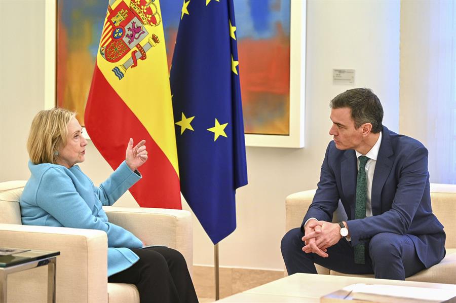 El presidente del Gobierno, Pedro Sánchez (d), mantiene un encuentro con la exsecretaria de Estado estadounidense Hillary Clinton (i), este lunes en el Palacio de la Moncloa en Madrid. EFE/Pool Moncloa/ Borja Puig de la Bellacasa