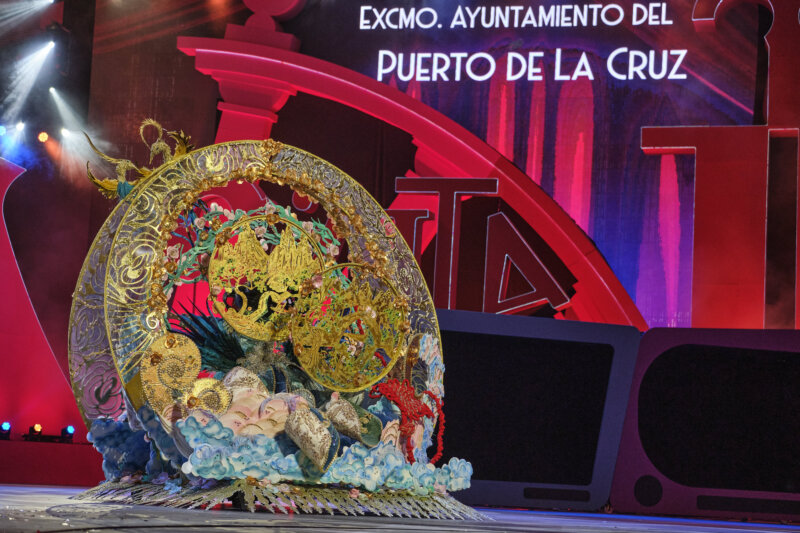 Detalle de la fantasía de la primera dama de honor de los mayores del carnaval de Santa Cruz de Tenerife 2024 / RTVC / Tomás Rodríguez