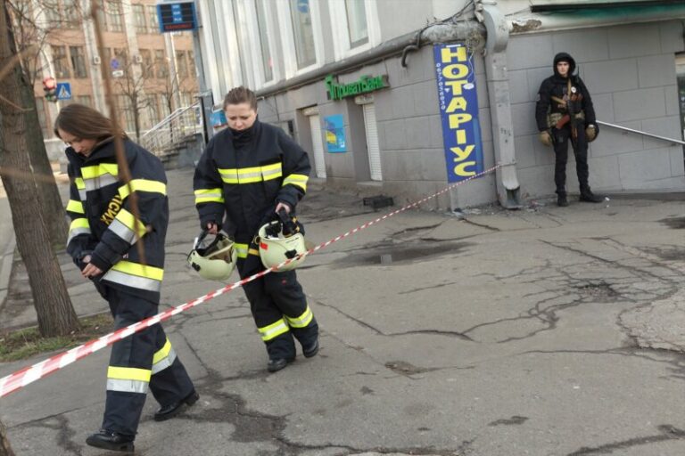 Al menos cuatro muertos y más de 90 heridos en nuevos ataques de Rusia contra Kiev y Járkov