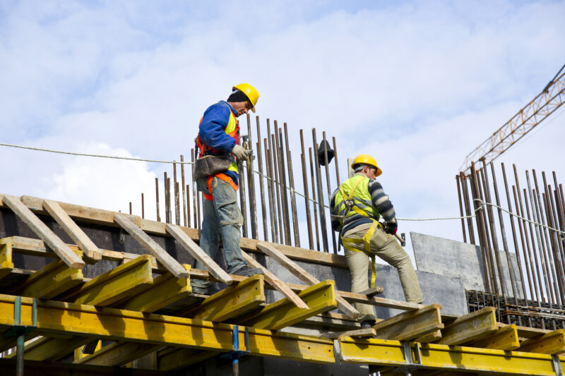 Subida del SMI. Imagen: Trabajadores en una construcción. Imagen de recurso Freepik