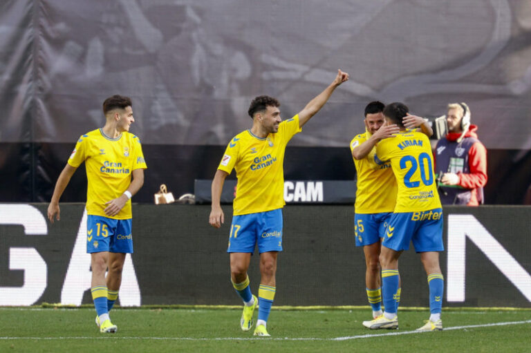 2-0. Las Palmas gana en Vallecas y sueña con Europa