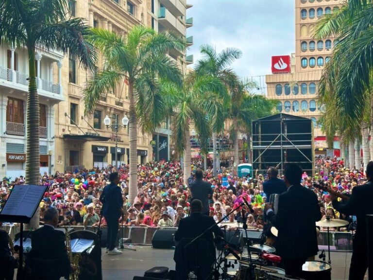 El Carnaval de Santa Cruz de Tenerife se despide este domingo de piñata con la tradicional exhibición pirotécnica