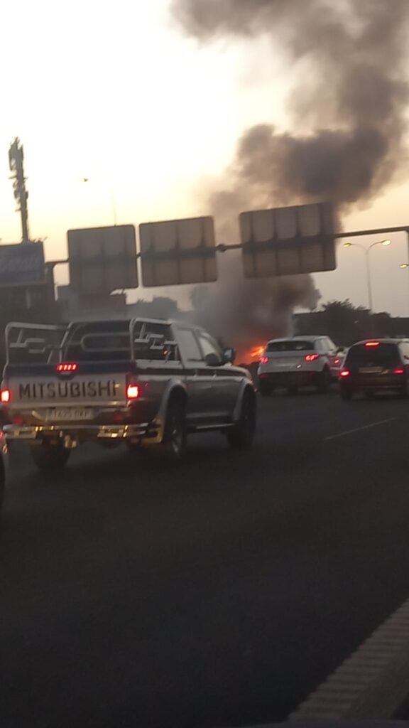 Arde un camión en la TF5 y provoca importantes retenciones