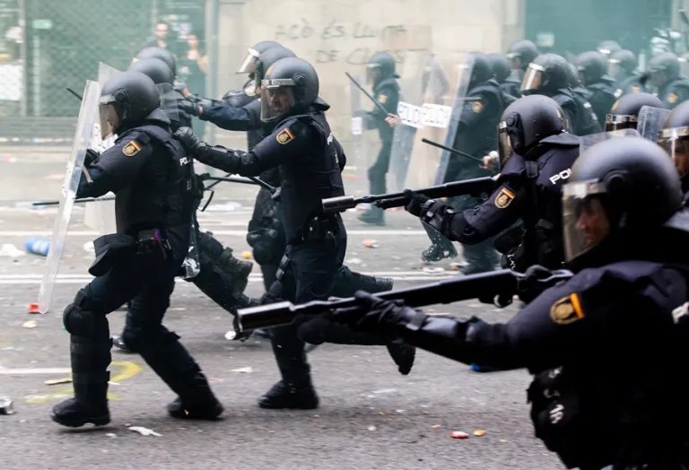 Carga policial el 1-O. Imagen EFE