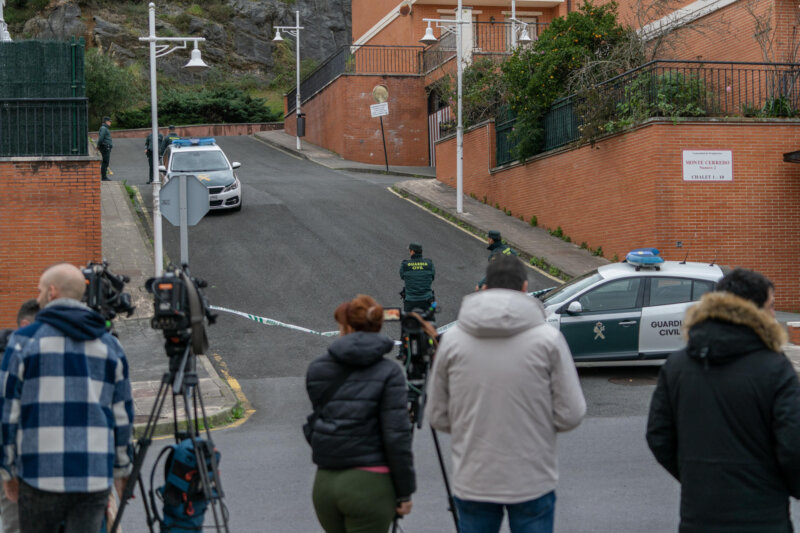 CASTRO URDIALES (CANTABRIA), 08/02/2024.- Vista de los alrededores del lugar de los hechos, en Castro Urdiales este jueves. Dos menores, de 13 y 16 años, han sido detenidos por su implicación en la muerte de su madre, cuyo cadáver apareció en la noche del miércoles en el interior de un coche en Castro Urdiales. EFE/Román G. Aguilera
