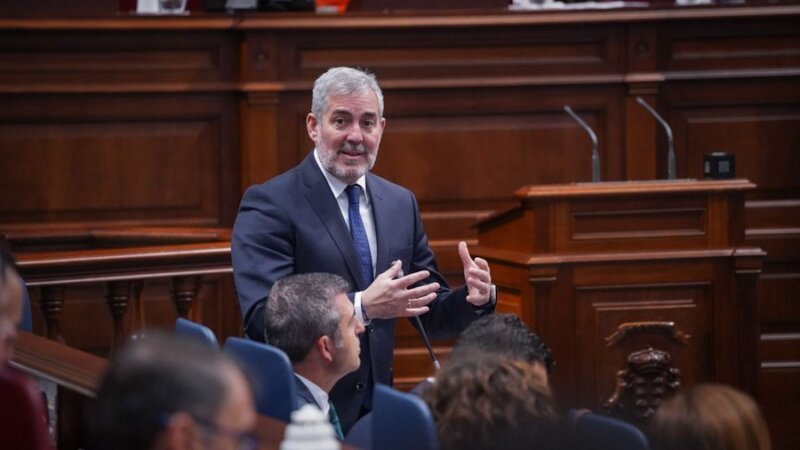 Clavijo pide en el Parlamento de Canarias agilizar los cambios legislativos para el reparto de los menores migrantes