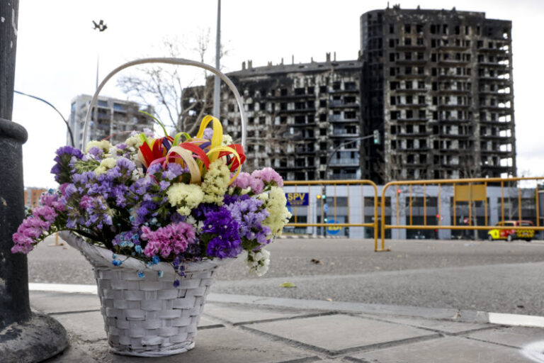 Tercer día de luto oficial por la muerte de diez personas en el incendio de Valencia