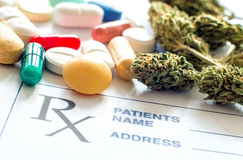 Primer plano de pastillas recetadas con cannabis medicinal y papel recetado / Archivo Europa Press La Sociedad Española del Dolor