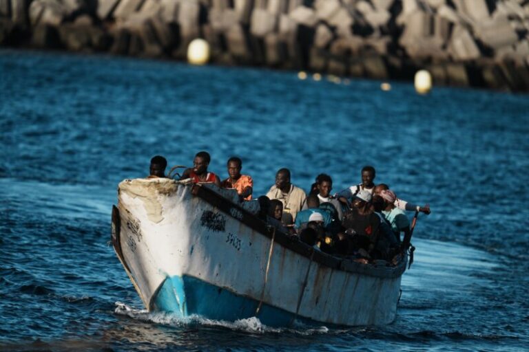 Más de 400 personas son rescatadas cerca de Canarias en 7 cayucos