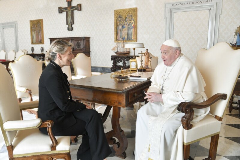 Díaz se muestra "optimista" ante una posible visita del papa Francisco a Canarias