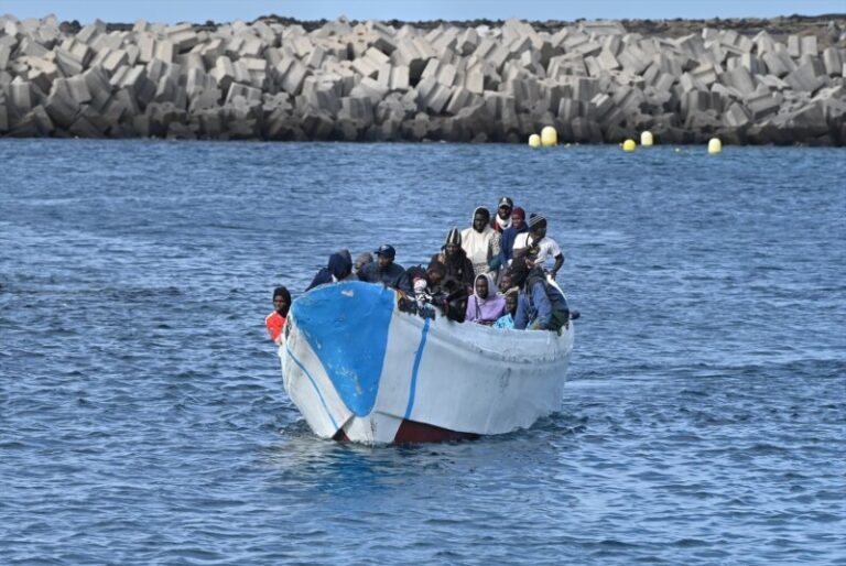 Llegan 43 migrantes a El Hierro