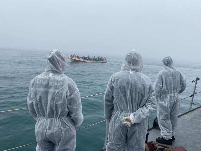Marruecos intercepta una embarcación con 120 migrantes en ruta a Canarias