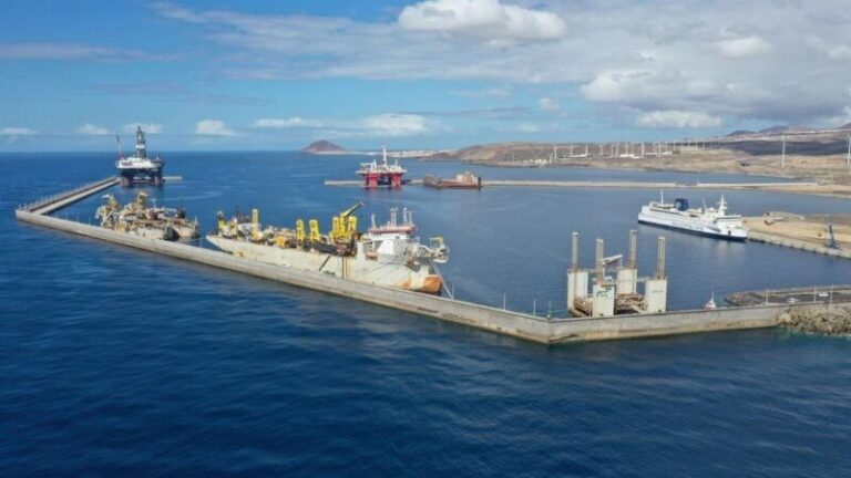El Gobierno de Canarias propone un proyecto piloto para desviar el tráfico de mercancías de Los Cristianos a Granadilla