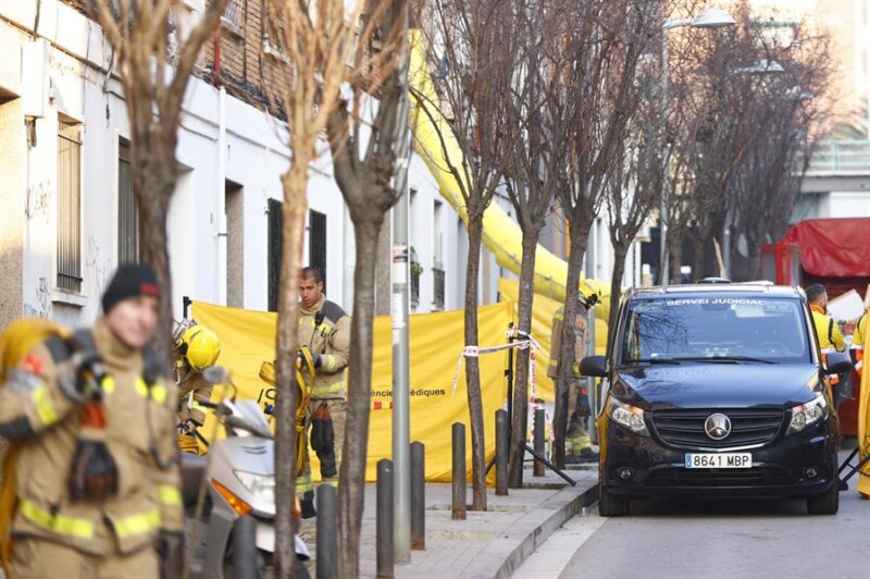 07/02/2024.- Los Bomberos de la Generalitat han hallado tres cadáveres bajo los escombros del edificio de Badalona (Barcelona), de planta baja y cinco pisos, con 20 viviendas. Su interior se derrumbó este martes en el número 9 de la calle Canigó de Badalona (Barcelona). EFE/Quique García