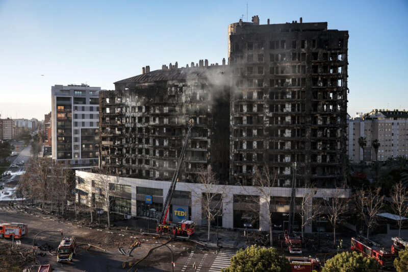 GRAFCVA8524. VALENCIA, 23/02/2024.- Un fulminante y devastador incendio en un edificio de viviendas de catorce plantas en València, que se ha propagado a otro anexo, ha causado este jueves cuatro muertos y se busca a otras diecinueve personas que están desaparecidas y a quienes sus familiares no han logrado localizar desde que comenzó el fuego. En la imagen los bomberos inspeccionan la fachada principal de los edificios incendiados. EFE/Manuel Bruque