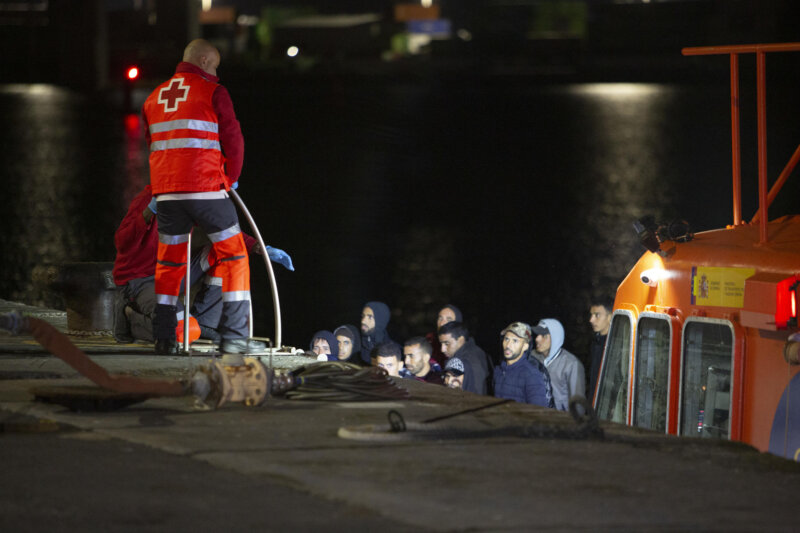 ARRECIFE (LANZAROTE) (ESPAÑA), 15/02/2024.- Salvamento Marítimo ha socorrido este jueves por la noche a 30 inmigrantes de origen magrebí localizados a bordo de una patera a 14 kilómetros de la costa de Lanzarote. EFE/Adriel Perdomo