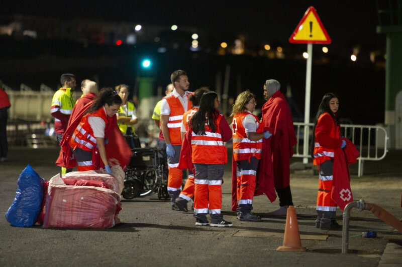 GRAFCAN5430. ARRECIFE (LANZAROTE) (ESPAÑA), 15/02/2024.- Salvamento Marítimo ha socorrido este jueves por la noche a 30 inmigrantes de origen magrebí localizados a bordo de una patera a 14 kilómetros de la costa de Lanzarote. EFE/Adriel Perdomo
